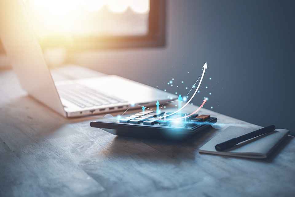 Foto: Laptop und Taschenrechner